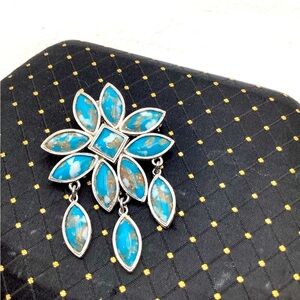 🎄🎄Vintage Celebrity Silver and Blue Floral Brooch
